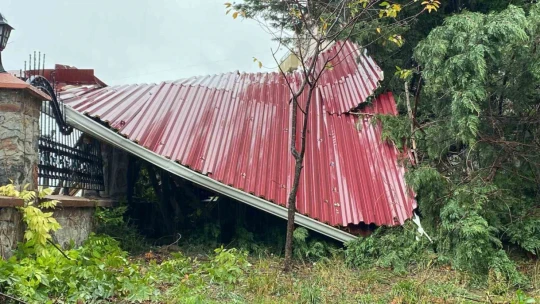 Kocaeli'de çatı uçtu, 6 otomobil hasar gördü