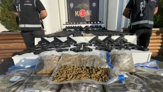 Kocaeli'de iki otomobilde ve tankerde 248 ruhsatsız tabanca ele geçirildi