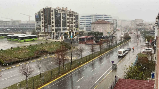 Kocaeli'ne beklenen kar geldi