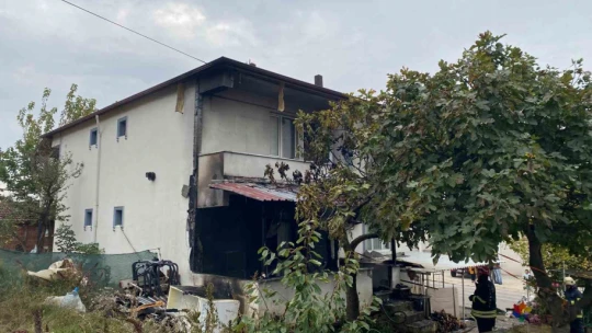 Kömür sobası evi yaktı