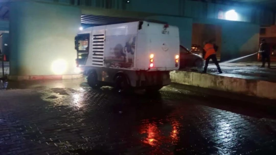 Körfez'de gece temizlik mesaisi