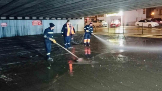 Körfez'de gece temizlik mesaisi