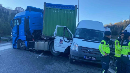 Mahkumları taşıyan cezaevi aracı TEM'de kazaya karıştı: 5 yaralı