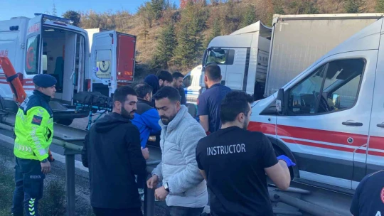 Mahkumları taşıyan cezaevi aracı TEM'de kazaya karıştı: 5 yaralı