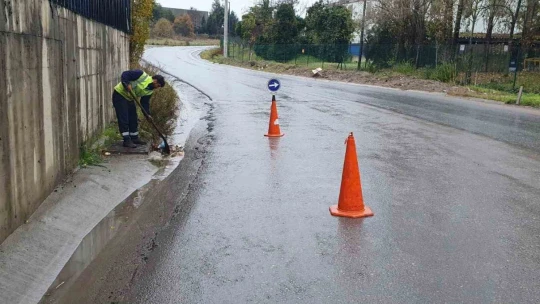Mazgal ve menfez temizliği yapılıyor