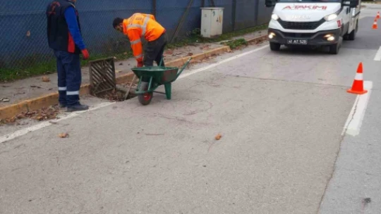 Mazgal ve menfez temizliği yapılıyor