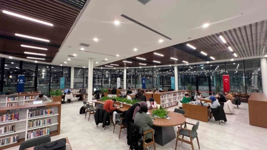 Millet Kütüphanesi'ne ilk günden 647 kişi akın etti
