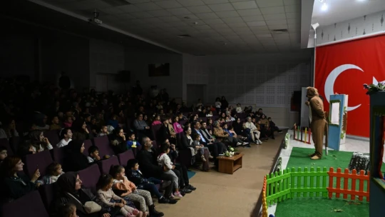 Minikler Kurnaz Tilki'nin maceralarını izledi