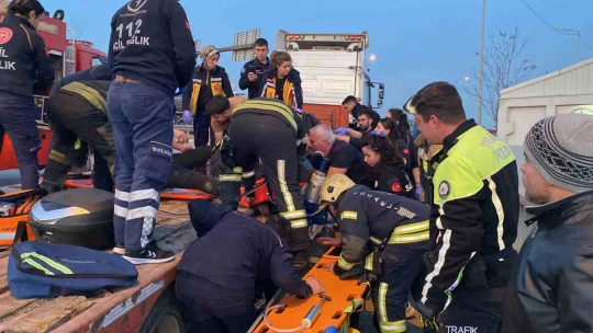 Motosiklet tırla bariyer arasına sıkıştı: 2 yaralı