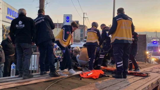 Motosiklet tırla bariyer arasına sıkıştı: 2 yaralı