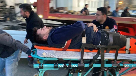 Motosiklet tırla bariyer arasına sıkıştı: 2 yaralı