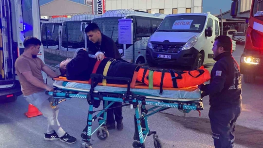 Motosiklet tırla bariyer arasına sıkıştı: 2 yaralı