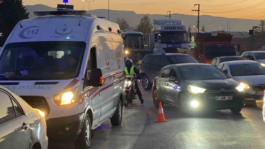 Motosiklet tırla bariyer arasına sıkıştı: 2 yaralı