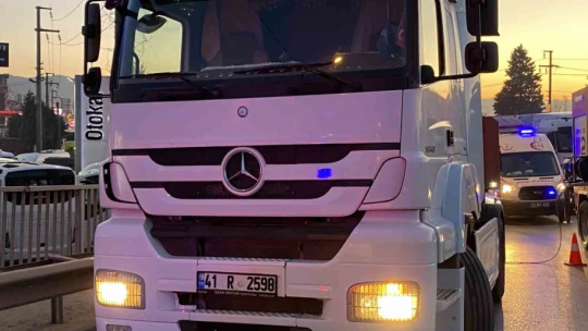 Motosiklet tırla bariyer arasına sıkıştı: 2 yaralı