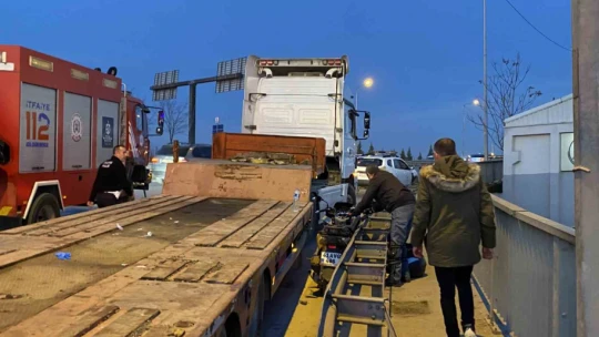 Motosiklet tırla bariyer arasına sıkıştı: 2 yaralı