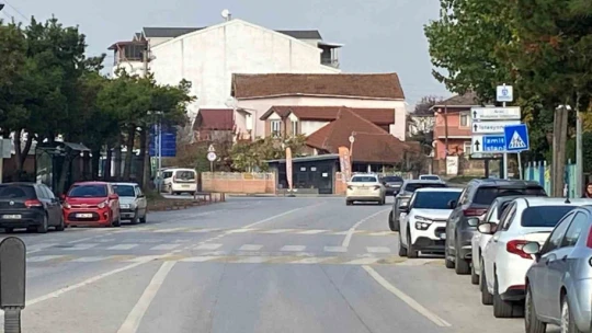 Otomobil dakikalarca geri geri gitti: O anlar kamerada