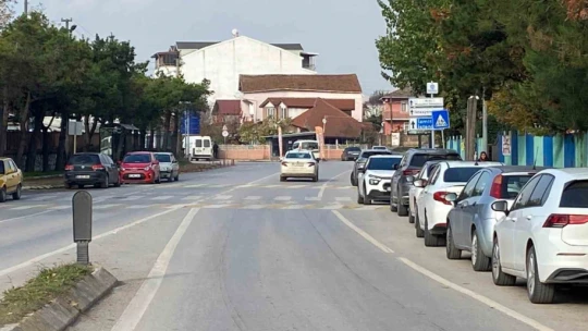 Otomobil dakikalarca geri geri gitti: O anlar kamerada