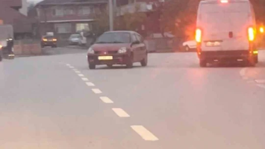 Otomobil dakikalarca geri geri gitti: O anlar kamerada