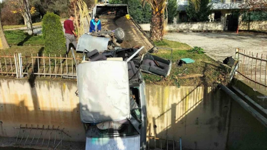 Gebze'de otomobil dereye uçtu!