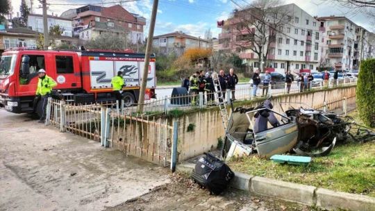 Gebze'de otomobil dereye uçtu!