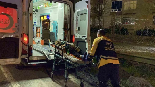 Otomobil gişelere daldı: İtfaiye montuyla yaralıları ısıttı, polis serum tuttu