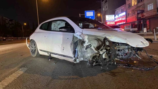 Otomobilin motoru yerinden koptu