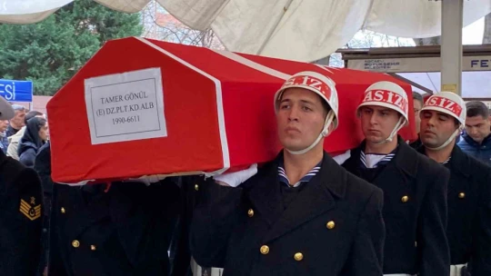 Pilota oğlu ve eşinden asker selamıyla veda