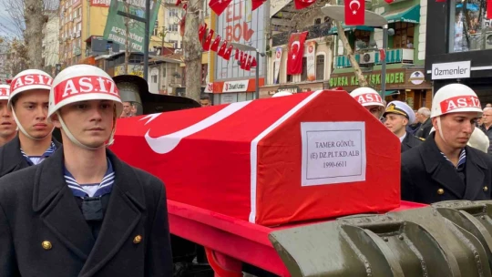 Pilota oğlu ve eşinden asker selamıyla veda