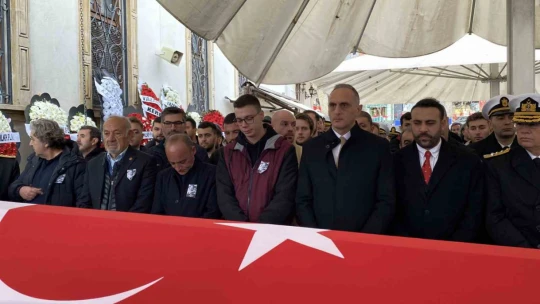 Pilota oğlu ve eşinden asker selamıyla veda
