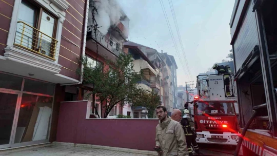 Sobadan çıkan yangında ev alev alev yandı: İtfaiye ekipleri evdeki hayvanları kurtardı