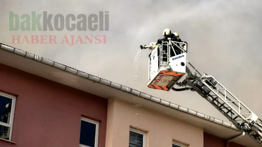 Kocaeli'de fen lisesi yanıyor, öğrenciler tahliye ediliyor