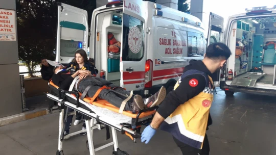 TEM'de tırlar çarpıştı: Sıkışan sürücü kurtarıldı