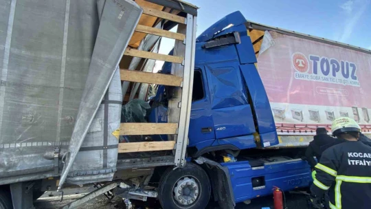 TEM'de tırlar çarpıştı: Sıkışan sürücü kurtarıldı