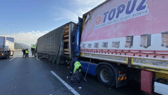 TEM'de tırlar çarpıştı: Sıkışan sürücü kurtarıldı