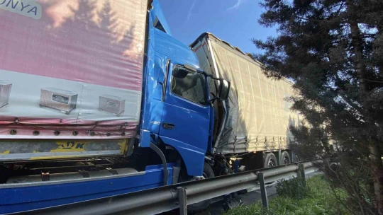 TEM'de tırlar çarpıştı: Sıkışan sürücü kurtarıldı
