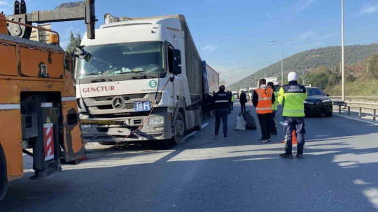 TEM'de tırlar çarpıştı: Sıkışan sürücü kurtarıldı
