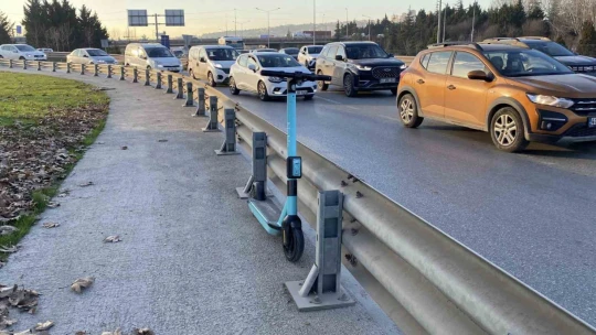 Tır ile bariyer arasında kalan skuter sürücüsü yaralandı