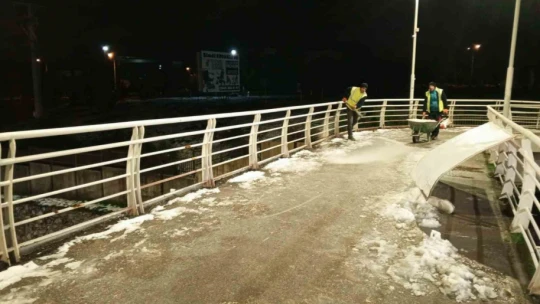 Üst geçitlere buzlanma müdahalesi