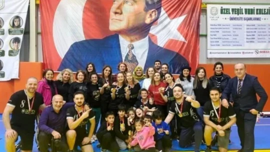 Voleybol turnuvasında öğretmenler arasında kıyasıya mücadele
