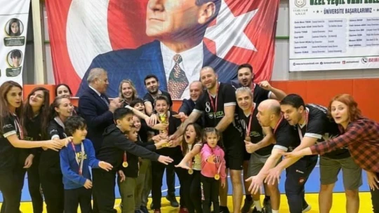 Voleybol turnuvasında öğretmenler arasında kıyasıya mücadele