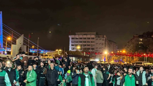 Yasak engel olamadı: Kocaelisporlular dev ekran başında coştu