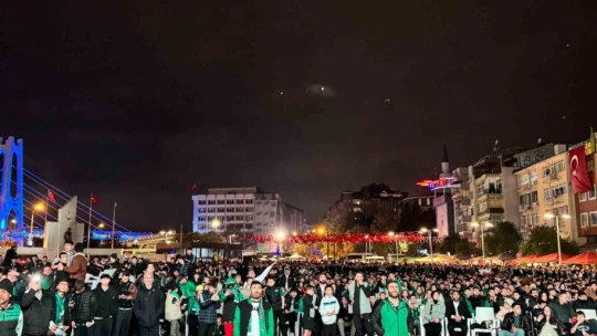 Yasak engel olamadı: Kocaelisporlular dev ekran başında coştu