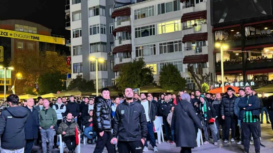 Yasak engel olamadı: Kocaelisporlular dev ekran başında coştu