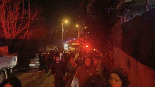 Yaşlı çiftin kaldığı gecekondu yandı, mahalleli sokağa döküldü