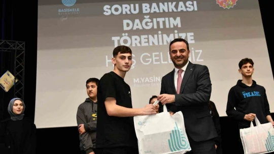 YKS'ye hazırlanan öğrencilere soru bankası seti desteği