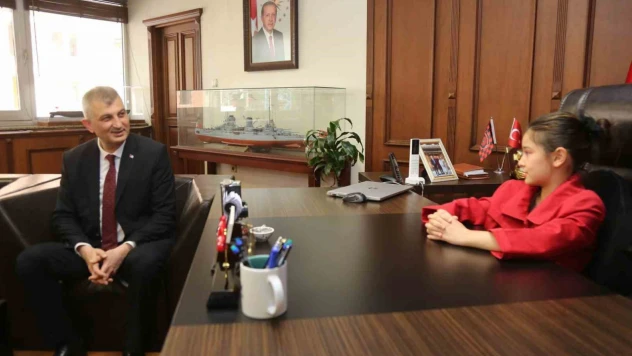 Başkan Sezer, koltuğunu Aslı'ya devretti