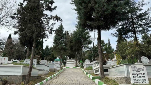 Çayırova'da mezarlıklar bayrama hazır