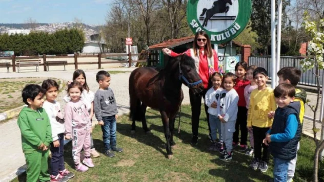 Çocuklara ücretsiz at binme eğitimi