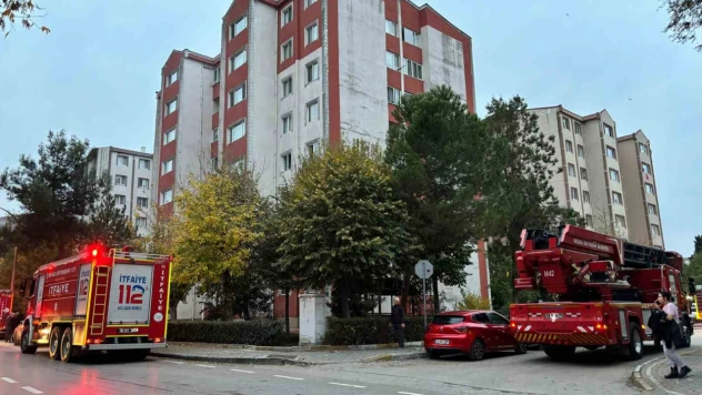 Evin balkonundaki eşyalar yandı, itfaiyenin erken müdahalesi faciayı önledi