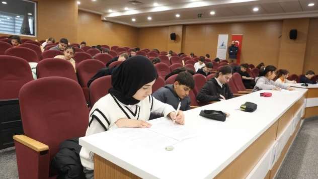 Hadis ezberleme yarışmasında öğrenciler kıyasıya mücadele etti